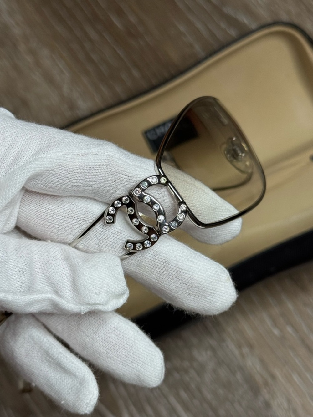 CHANEL Rimless Sunglasses with Smoke Gradient Lenses and Gold Accents - Picture 5 of 8